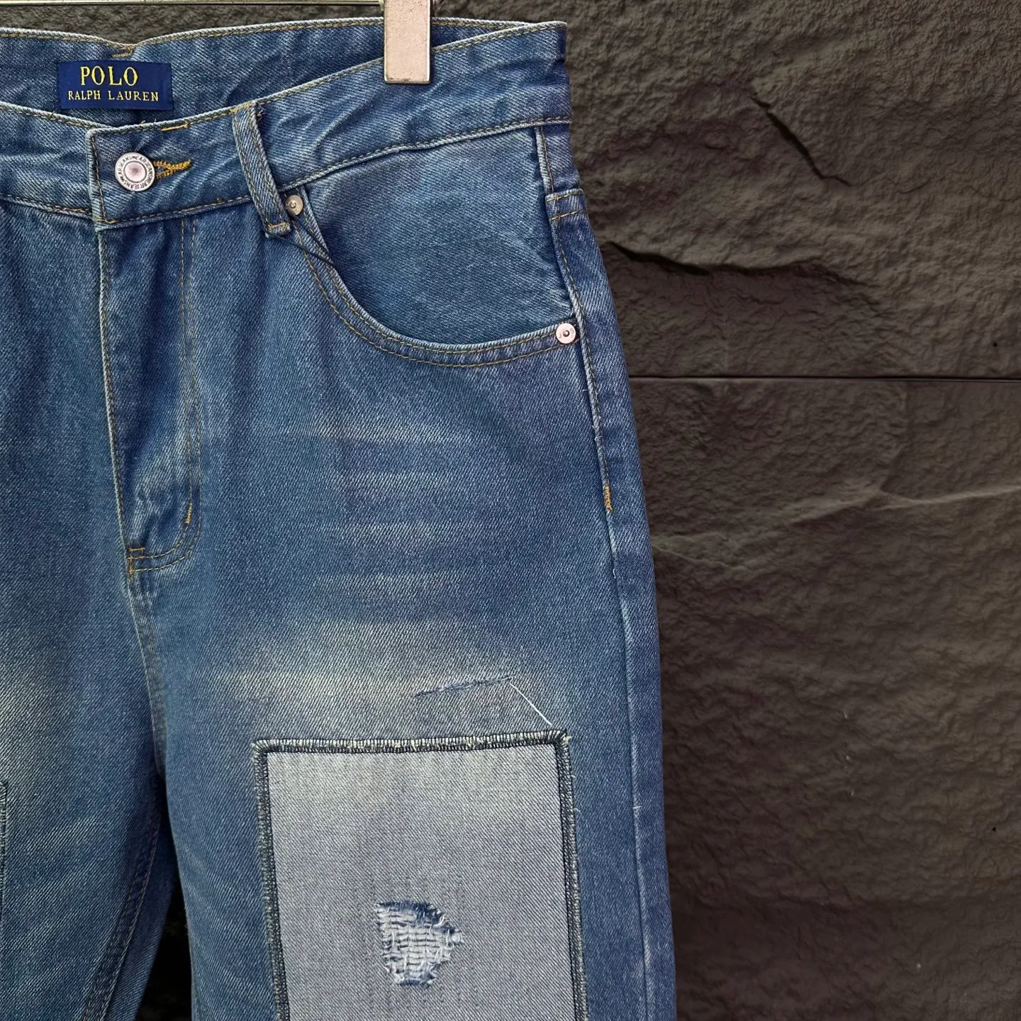 P240 RRL Ralph Lauren 2026 New Retro Frayed Patch Couple Style Washed Jeans 🔥High Version🔥High Version🔥 Top ceiling quality Styles with different washed textures are very friendly to people with thin legs and thick legs. The straight version is very flattering to the leg shape. Moderate length that never goes out of style, easy to match with casually, basic styling for various styles, a must-have in the wardrobe! The fabric is stiff but also makes the upper body soft without losing texture. The washing process is even more perfect. It is a must-have item for everyone! ! ! Washed wheat, hang tag, pants label, complete with three labels, color: blue, size: 28, 30, 32, 34 (four sizes)